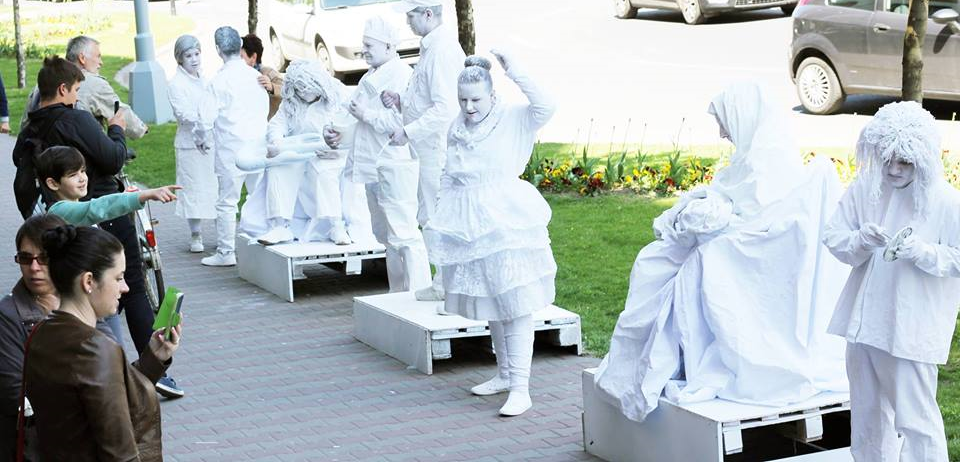 O oră de taifas cu statuile vii