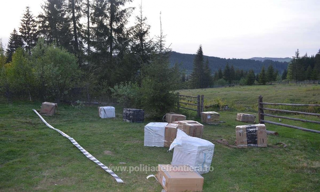 Cum aud împușcături, unii contrabandiști sar în Tisa de parcă ar crede că se dă startul la vreun concurs de înot