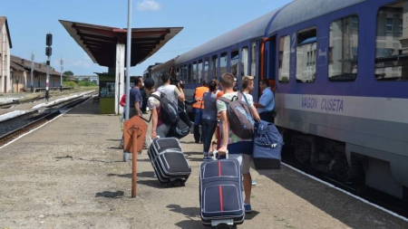 Trenul direct pe ruta Baia Mare – Mangalia se pune mai greu în mișcare anul acesta
