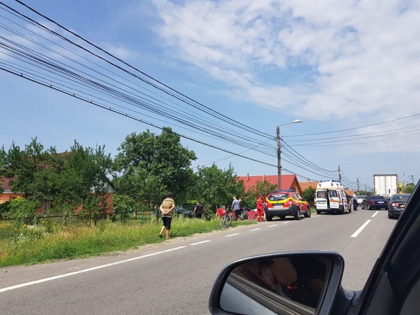 A intrat cu mașina-n stâlp