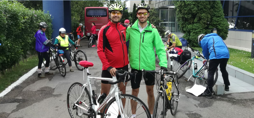 Cum au ajuns doi polițiști să fie bicicliști centenari