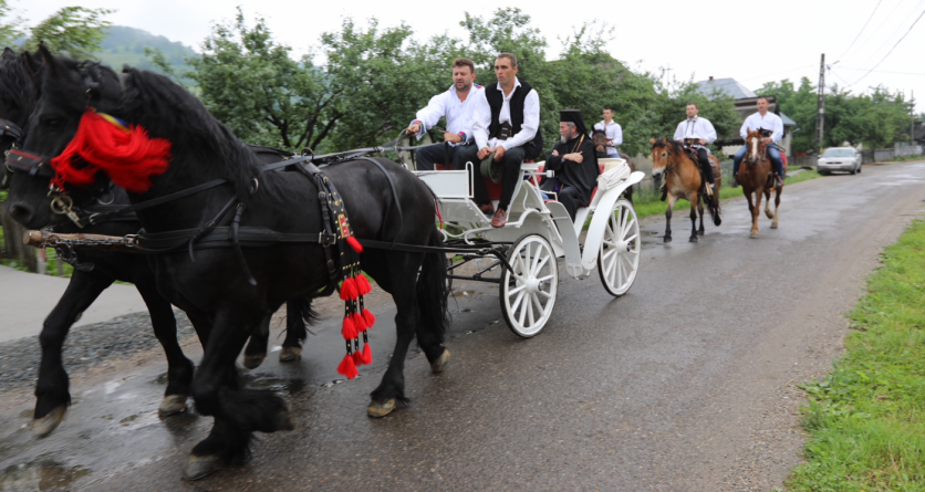 La Biserica Ungureni a fost sfințit noul Altar de Vară  (GALERIE FOTO)