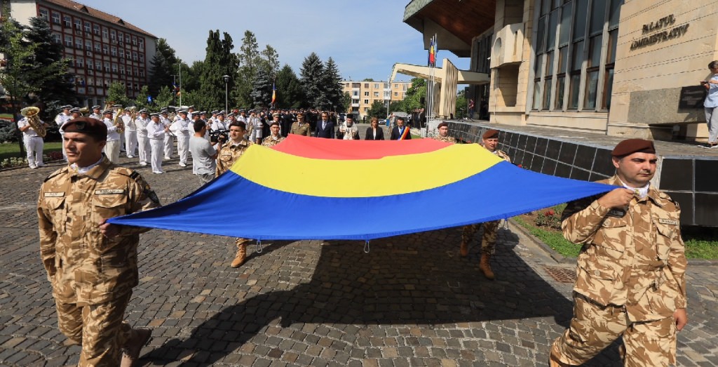 De ziua lui, drapelul național a fost stropit cu apă sfințită
