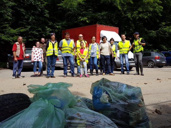 60 de saci de gunoaie s-au strâns la prima acțiune de ecologizare a Comunității locale RO100