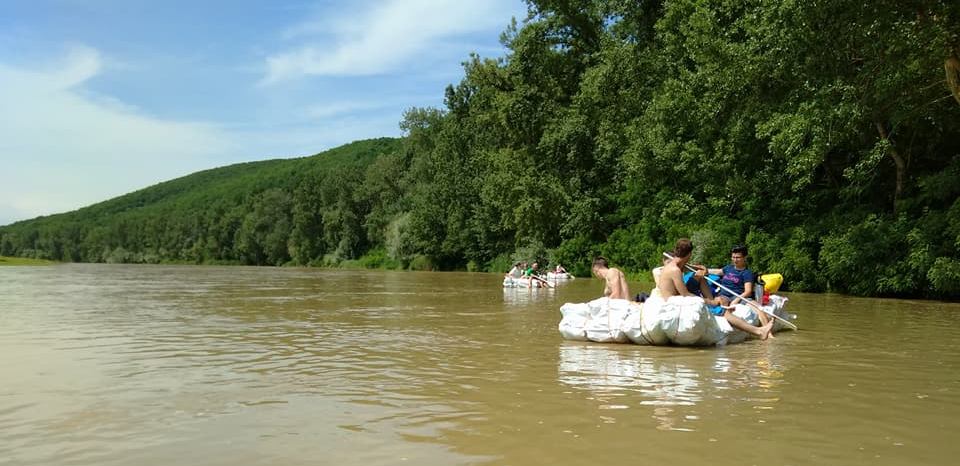 Navigare pe Someș cu plute confecționate din pet-uri