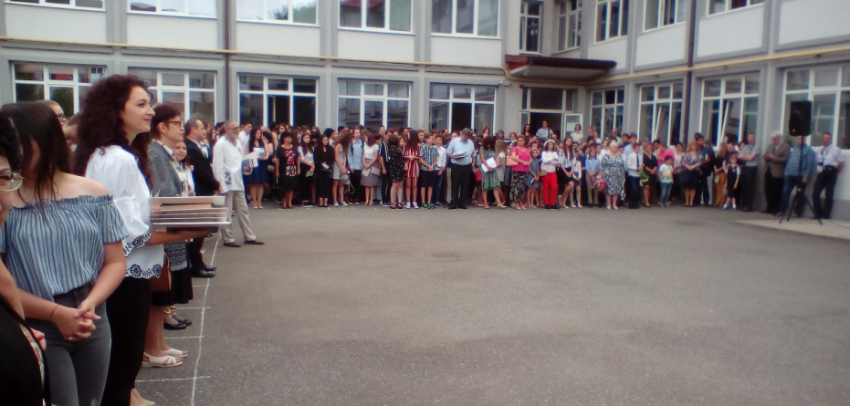 Elevii au pus ghiozdanele în cui