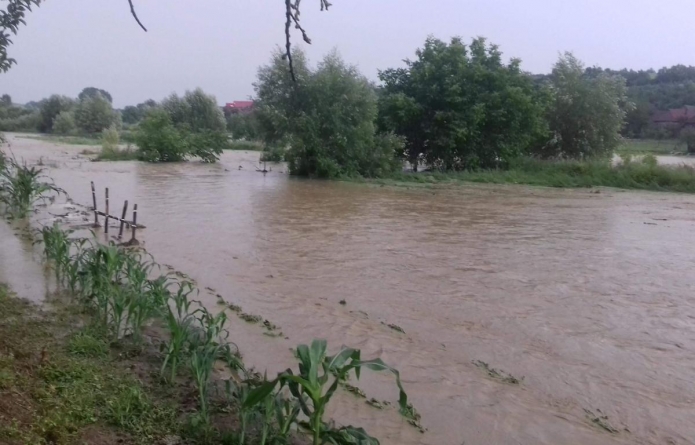 Încă o zi cu emoții: Coduri portocalii și galbene de vreme capricioasă și pericol de inundații. Care sunt zonele vizate