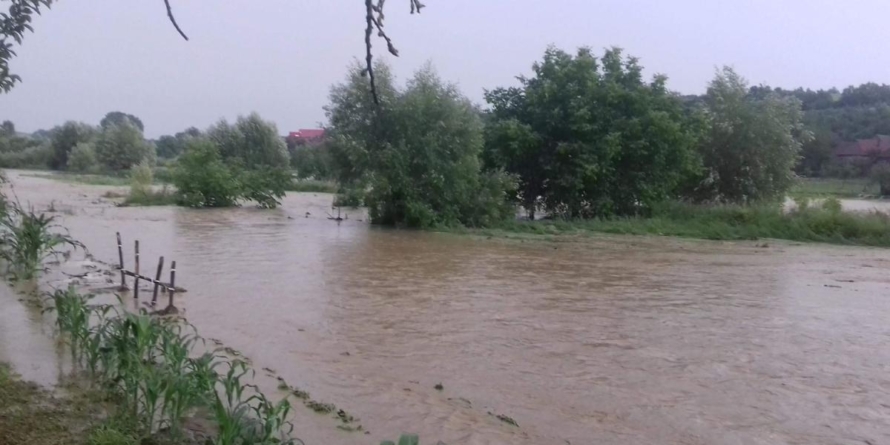 Iunie capricios: Sunt așteptate noi furtuni în Maramureș. Inundații în județ, iar pericolul continuă
