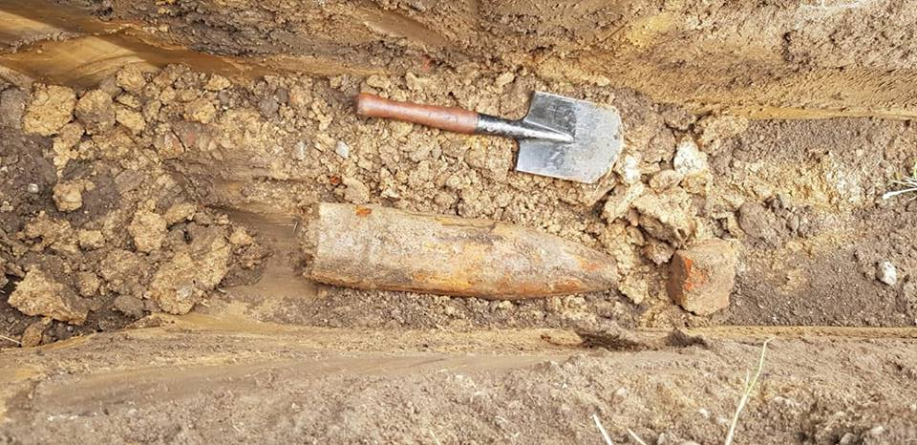 Proiectil explozibil, descoperit în curtea școlii din Mireșu Mare