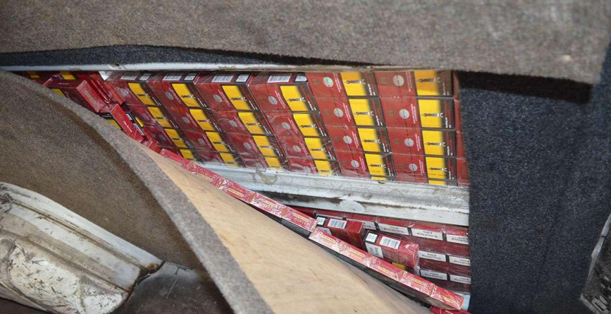 Microbuz capitonat cu țigări de 363.000 de lei (VIDEO)