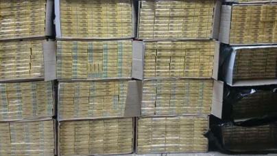 A dat în gard cu mașina burdușită de țigări și s-a răsturnat într-o grădină