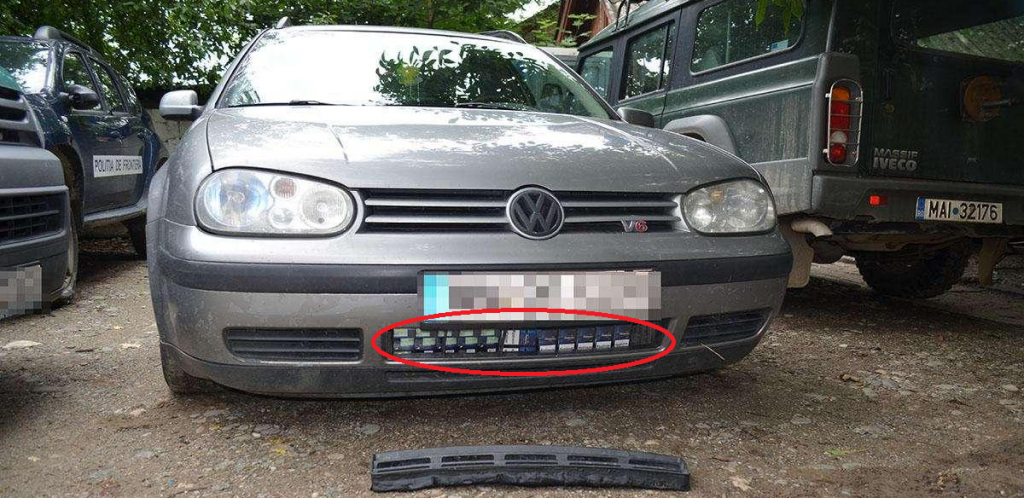 Bara de protecție a mașinii nu l-a protejat și de polițiștii de frontieră