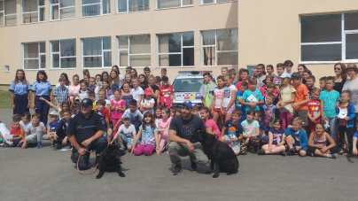 Polițiști care au profitat de o tabără pentru copii (GALERIE FOTO)