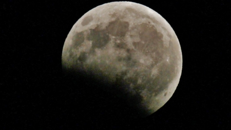 Eclipsa totală de lună a secolului  21 va avea maximul astăzi, la orele 23.21 (VIDEO)