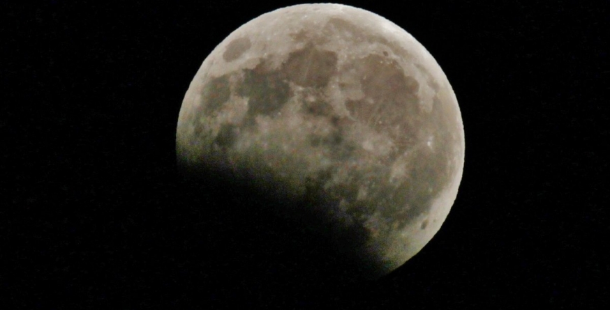 Eclipsa totală de lună a secolului  21 va avea maximul astăzi, la orele 23.21 (VIDEO)