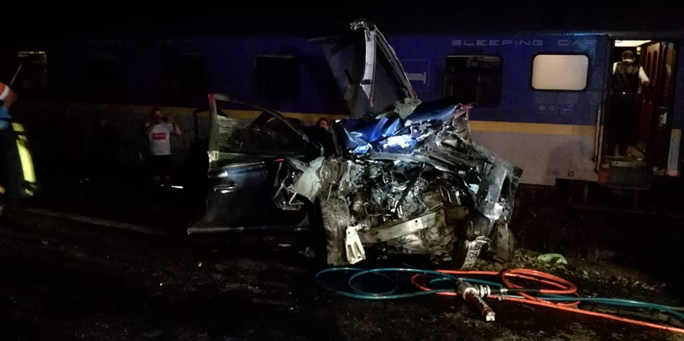 Din ciocnirea a două mașini, una a fost proiectată pe calea ferată, unde a fost lovită și de tren (GALERIE FOTO)