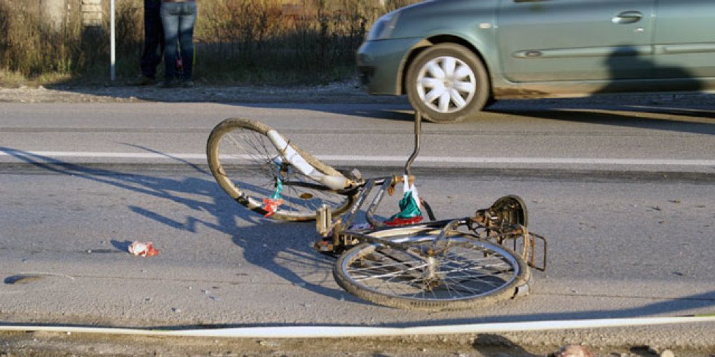 A lovit o biciclistă cu mașina și a fugit de la fața locului