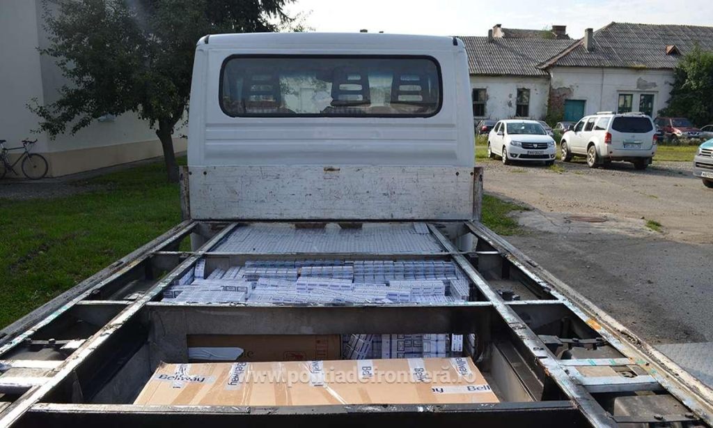 Prins cu peste 7.500 de pachete cu țigări de contrabandă pitite într-o autoutilitară