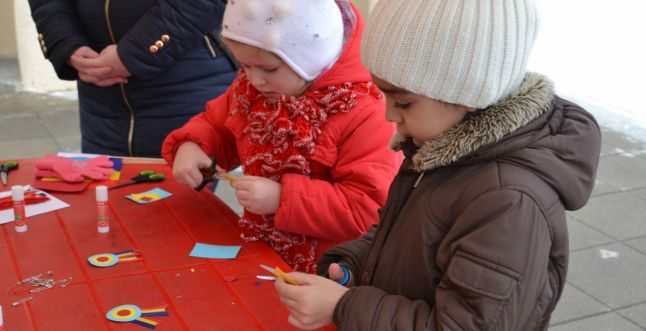Copiii învață să confecționeze cocarde și obiecte croșetate