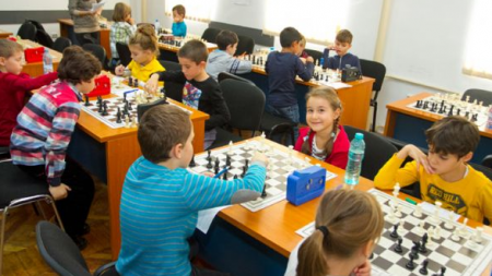 Elevii scutiţi de efort la orele de educaţie fizică vor face şah