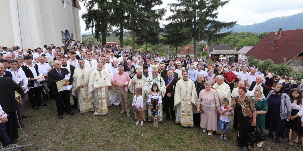A fost târnosită biserica seculară din Cerneşti (GALERIE FOTO)