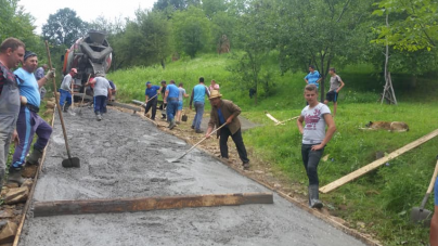 Exasperați de orgoliile sterile ale consilierilor locali, și-au făcut singuri un drum betonat (GALERIE FOTO)