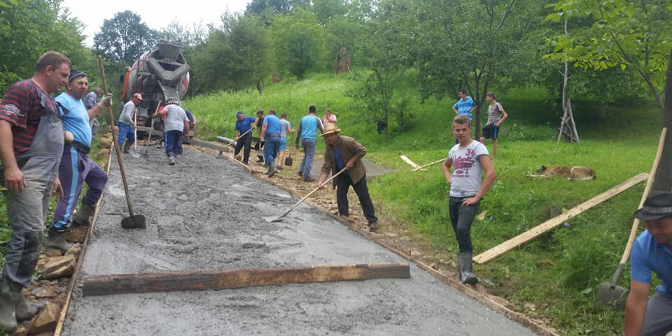 Exasperați de orgoliile sterile ale consilierilor locali, și-au făcut singuri un drum betonat (GALERIE FOTO)