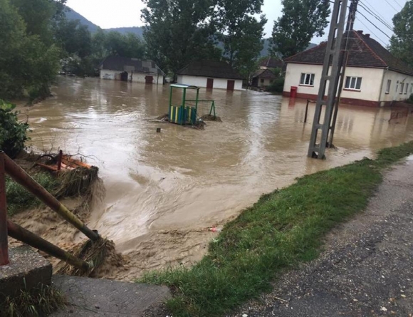 Bani pentru reabilitarea infrastructurii distruse de inundații
