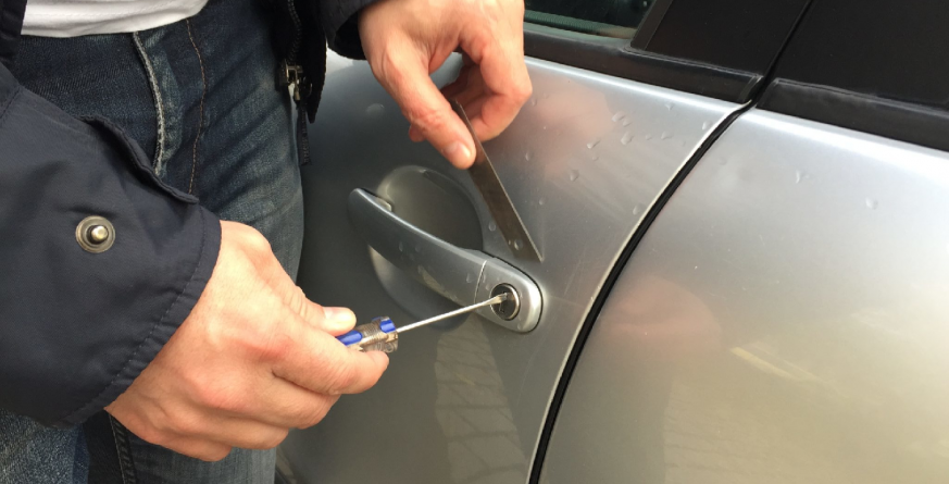 Furt în Baia Mare: În județul Maramureș, un bărbat a rămas fără toți banii pe care îi avea într-o borsetă lăsată în mașină, 50.000 de euro!