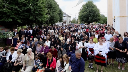 A fost târnosită biserica Parohiei Hideaga (GALERIE FOTO)