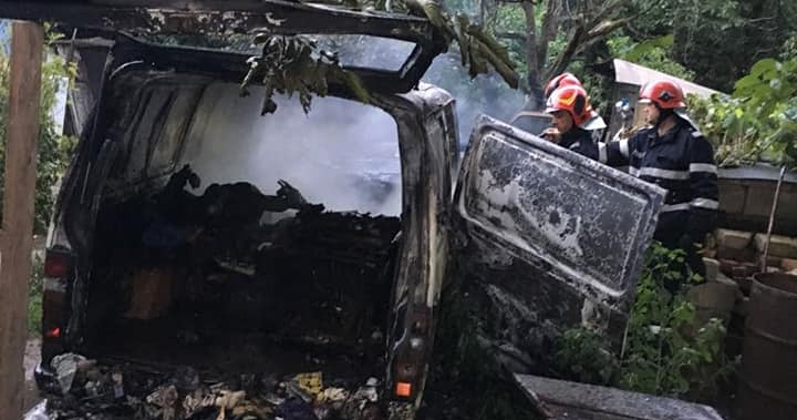 A murit carbonizat într-o autoutilitară care a luat foc