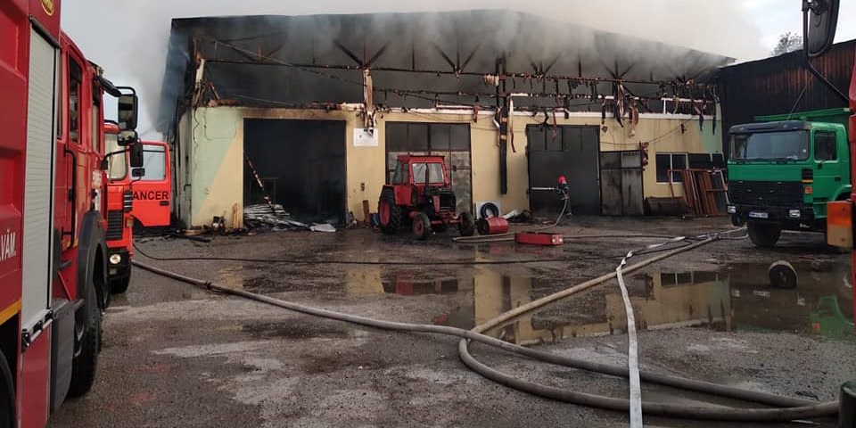 Incendiu la o fabrică din Târgu Lăpuș (GALERIE FOTO)