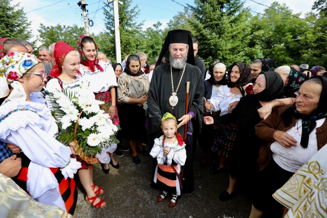 O mulțime de credincioși la hramul Mănăstirii Dragomirești (GALERIE FOTO)