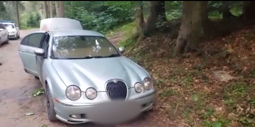 Și-a incendiat Jaguarul în care avea țigări de contrabandă