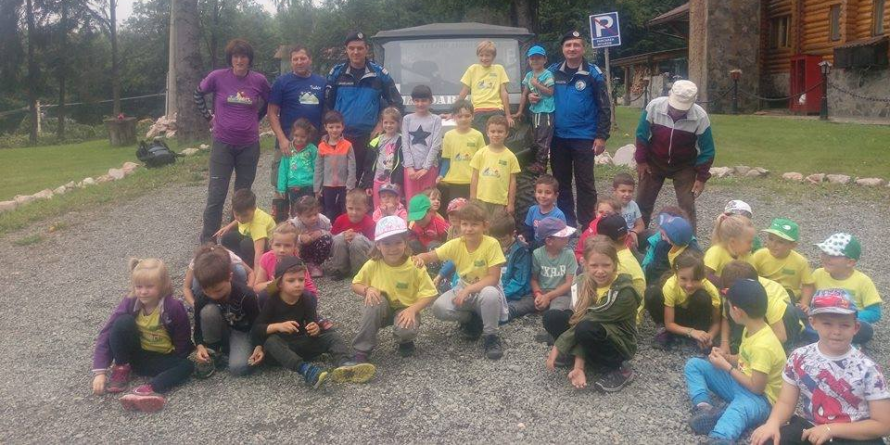 Ce caută jandarmii într-o tabără de copii