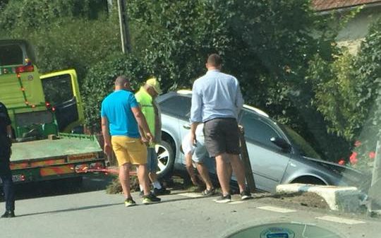 O mașină a ajuns în șanț