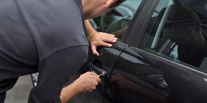 Ce trebuie făcut când vă găsiți mașina spartă