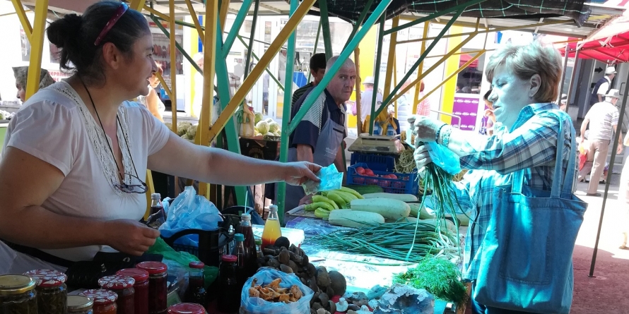 De-un sfert de veac stau în piaţa băimăreană și nu și-au găsit timp de un concediu