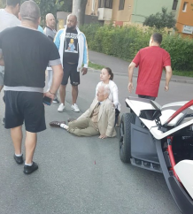 Bătrânel accidentat de o mașinuță de fițe