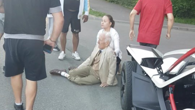 Bătrânel accidentat de o mașinuță de fițe