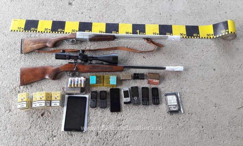 Percheziții domiciliare la contrabandiști, în urma cărora s-au găsit nu doar țigări, ci și arme