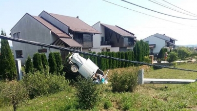 Mașină ieșită în decor