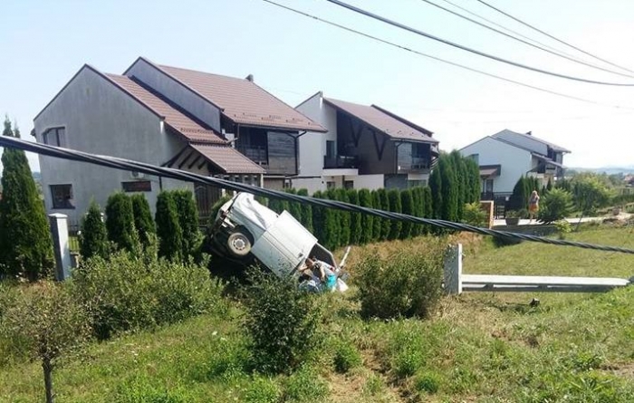 Mașină ieșită în decor