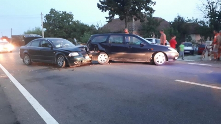 Două mașini avariate în urma unui accident în Ilba