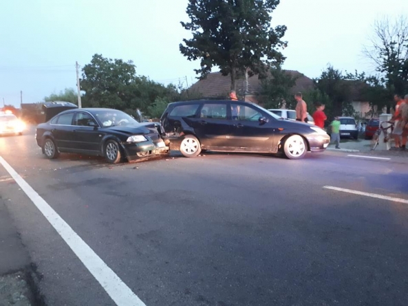 Două mașini avariate în urma unui accident în Ilba
