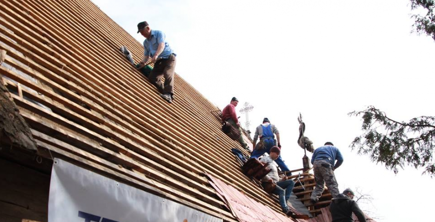 Povestea reparării bisericii de lemn din Breb și mâna de ajutor dată de prințul Charles (GALERIE FOTO)