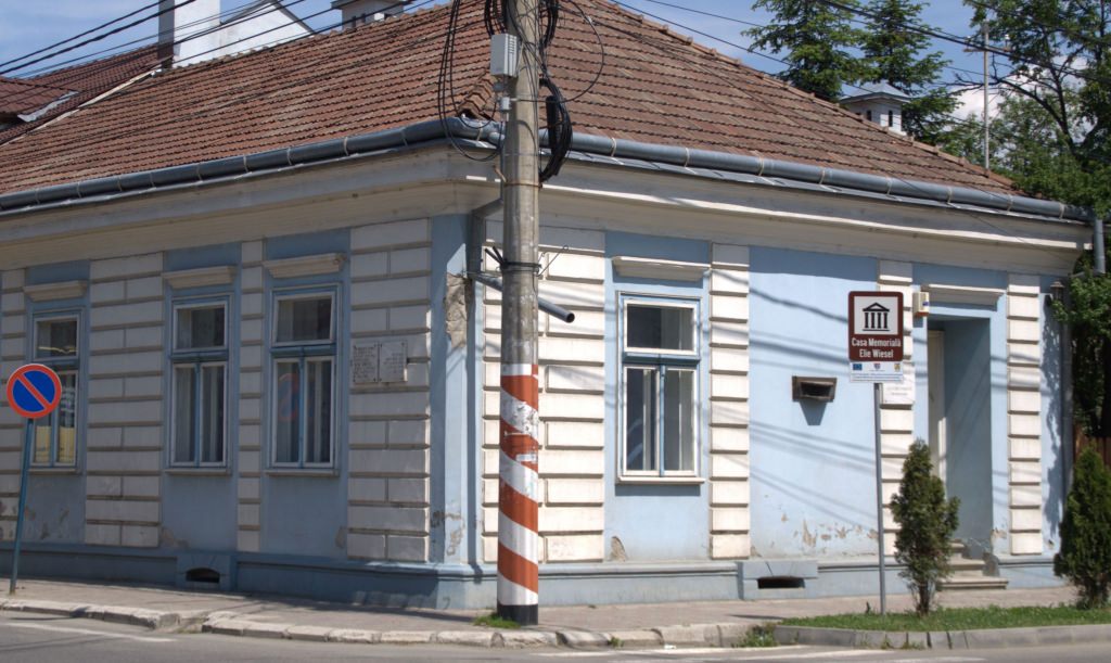 Mesaje antisemite scrise pe Casa memorială Elie Wiesel din Sighet