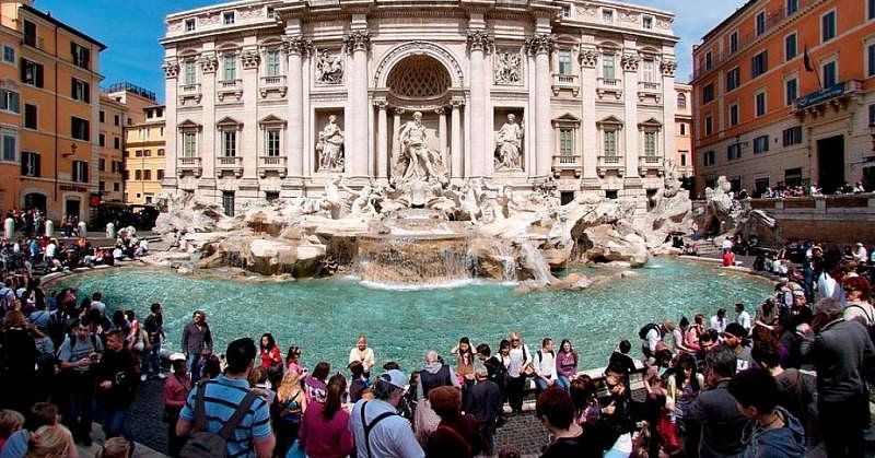 Niște turiști și-au împărțit pumni pentru cel mai bun loc de selfie