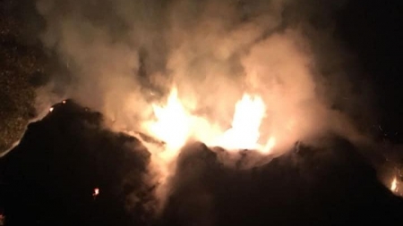 Zeci de tone de fân s-au făcut scrum