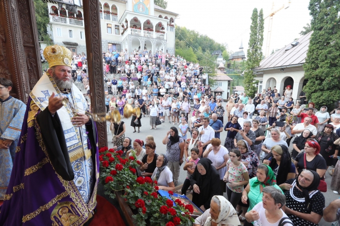 Episcopul Iustin, la Rohia (GALERIE FOTO)